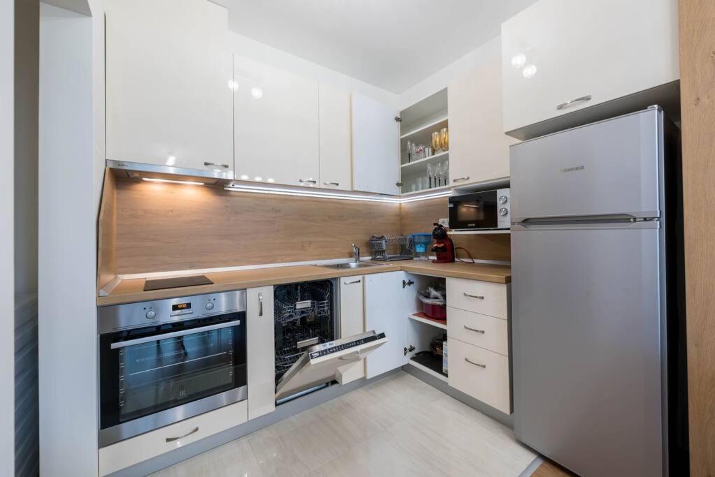 Labyrinth Apartment - Free Parking Space Included Varna Buitenkant foto